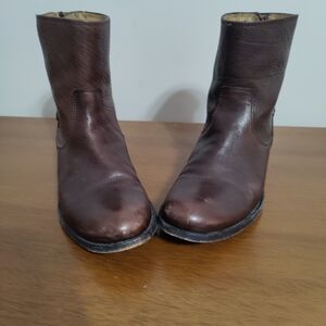 Frye chocolate Brown leather ankle boots Back zipper metal snaps  6